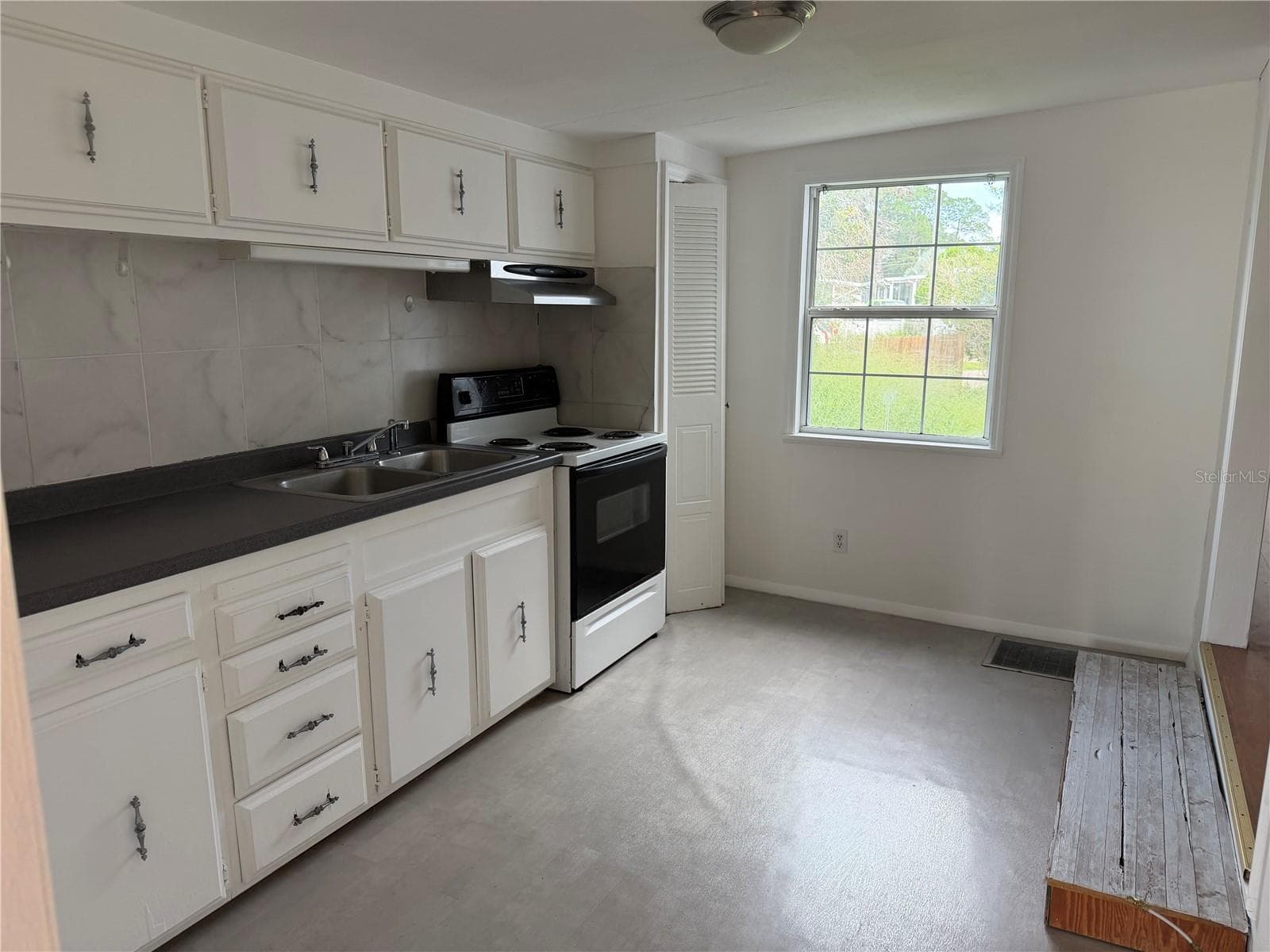Kitchen - 26143 ROSE LN, ASTATULA