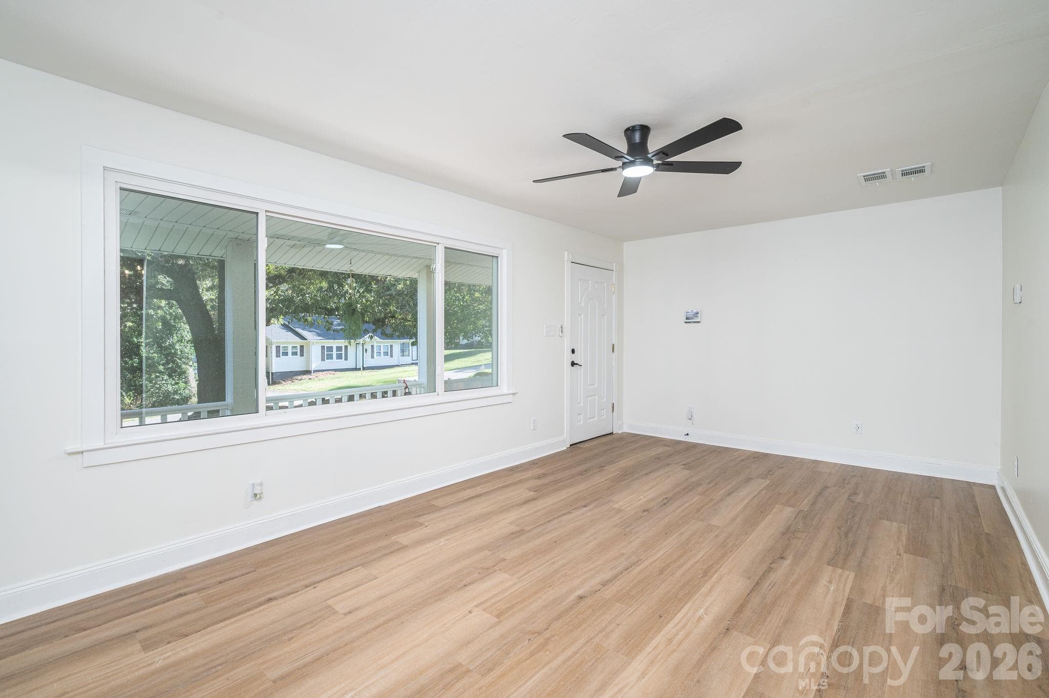 Single Family Residence at 313 Willis Road, Dallas, photo 9 of 37