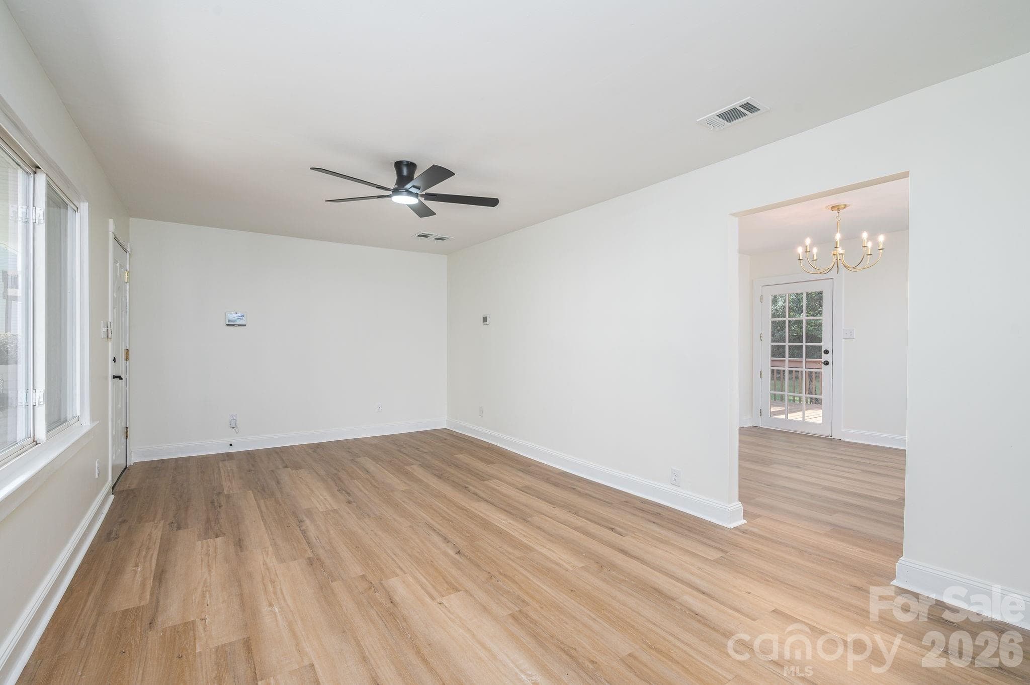 Single Family Residence at 313 Willis Road, Dallas, photo 10 of 37