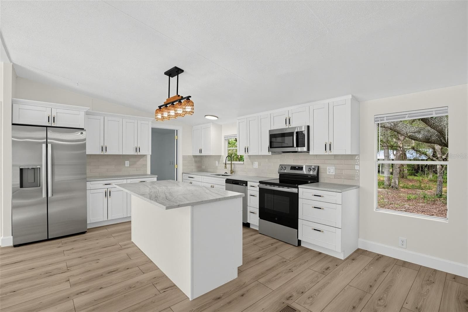 Manufactured Home at 124 HOUR GLASS CIR, HAWTHORNE, photo 12 of 30