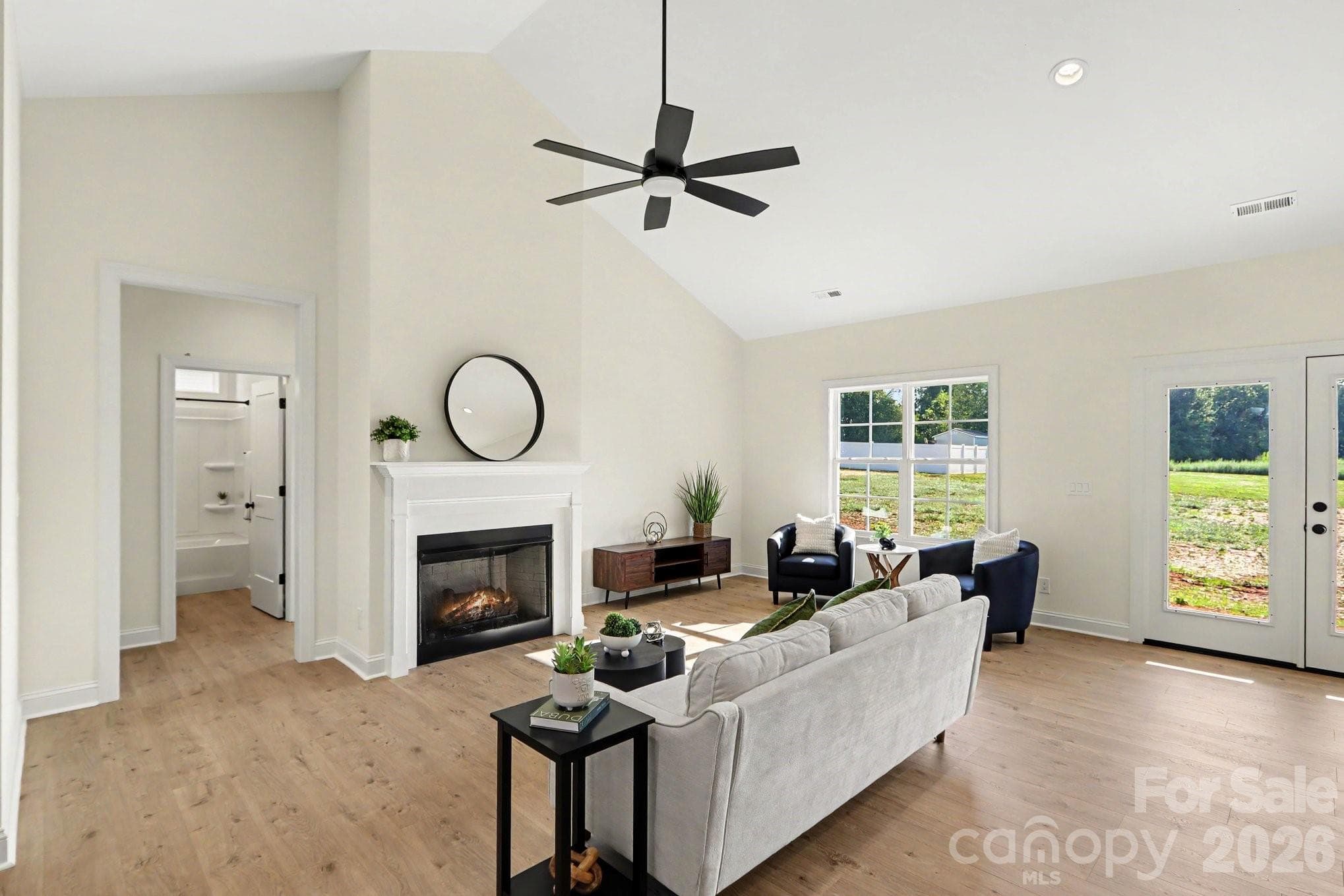 Very large family room with gas fireplace and vaulted ceilings - 155 Southern Oaks Lane, Salisbury