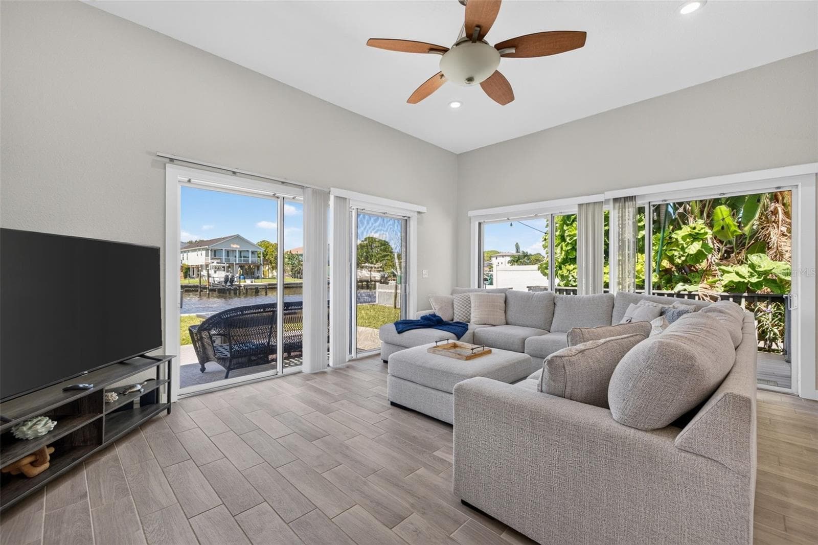 Single Family Residence at 209 TALLAHASSEE DR NE, ST PETERSBURG, photo 18 of 38