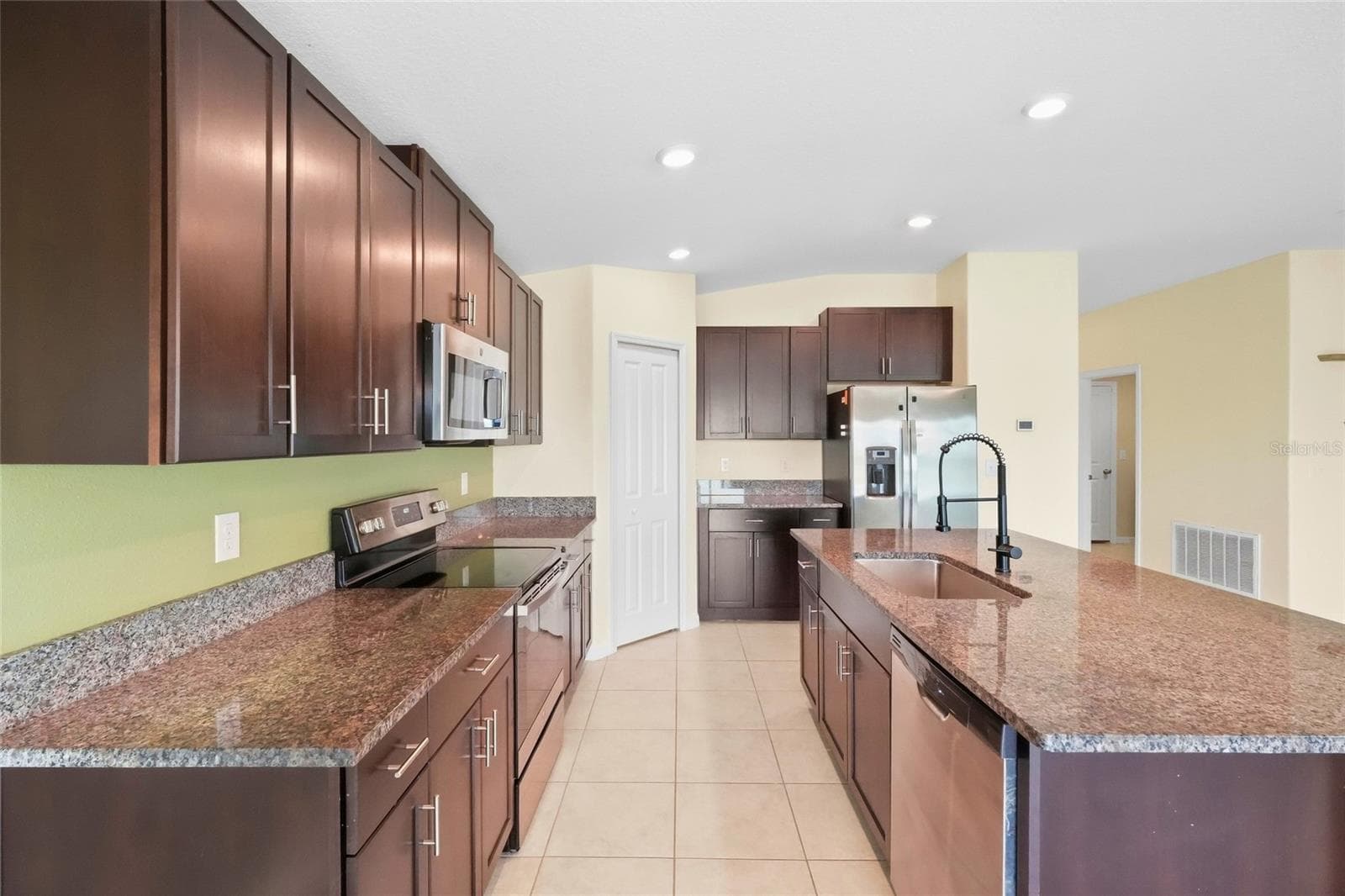 Kitchen - 1423 GOLDEN GLOW DR, RUSKIN