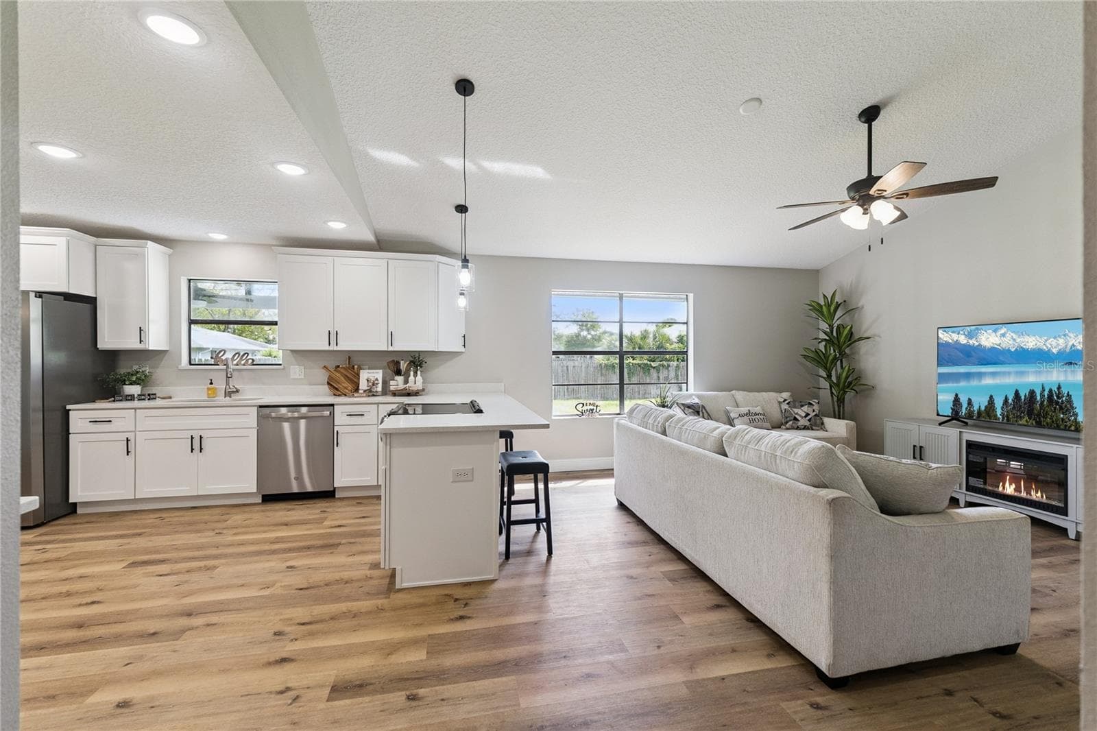 Living Room/Kitchen - 3211 TRAVELERS PALM DR, EDGEWATER