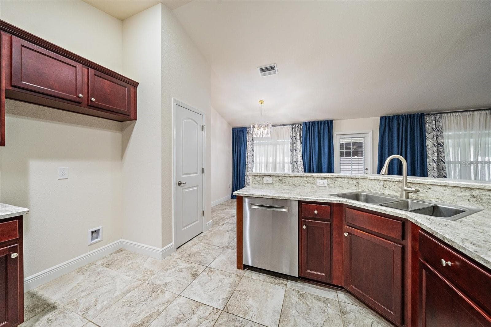 Spacious kitchen - stainless appliances - 2494 CHEROKEE ST, NORTH PORT