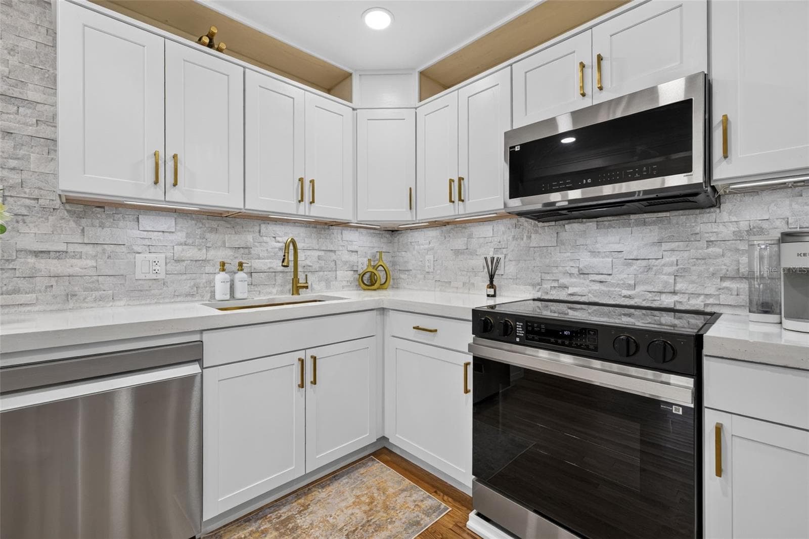 Single Family Residence at 9025 1ST ST NE, ST PETERSBURG, photo 11 of 32