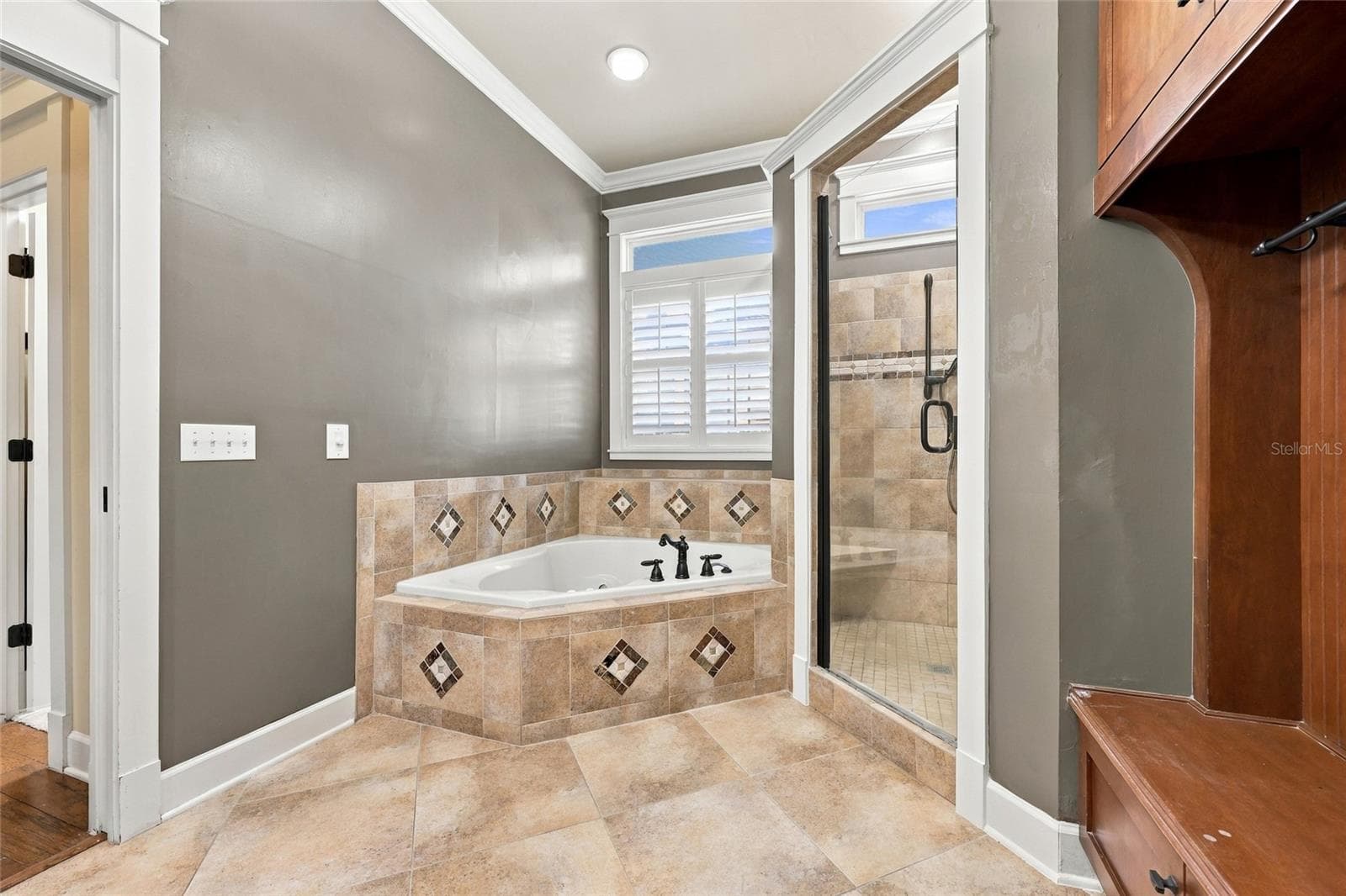 6' jetted tub in primary bathroom - 734 SW 134TH WAY, NEWBERRY