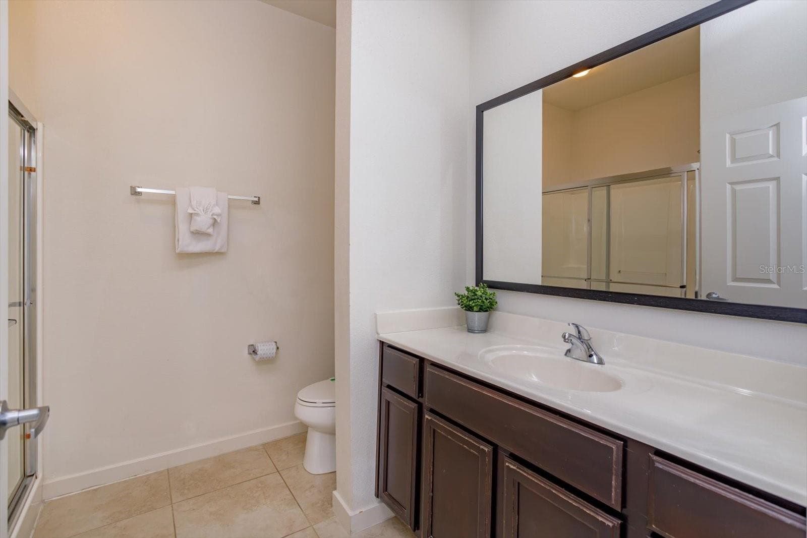 Hall Bathroom - 2715 COUPE ST, KISSIMMEE
