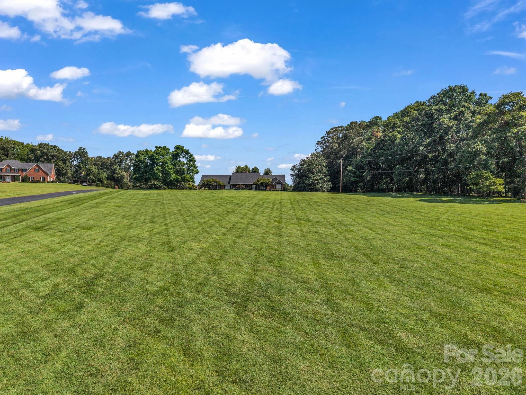 Beautiful yard - 164 Brookfield Drive, Forest City