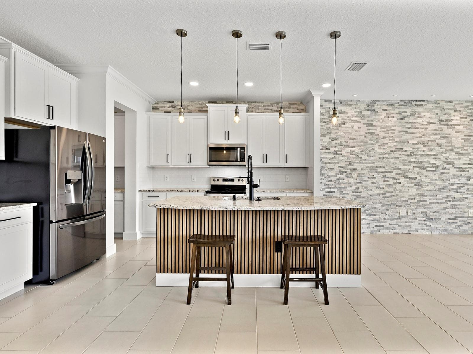 Kitchen opens to formal dining room - 5211 TANNIN LN, BRADENTON