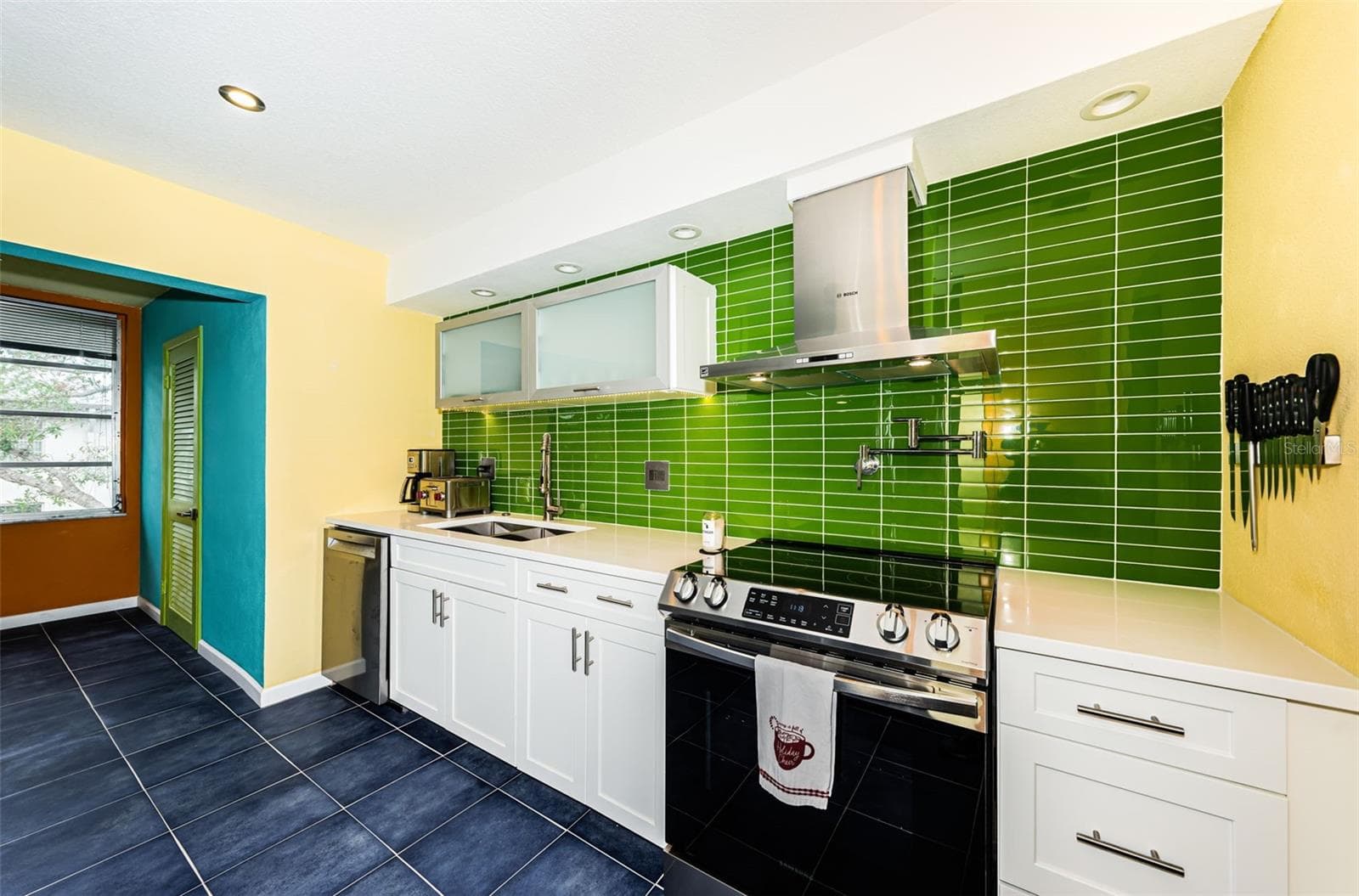 Even has a pot filler over the range! - 5880 38TH AVE N #309, ST PETERSBURG