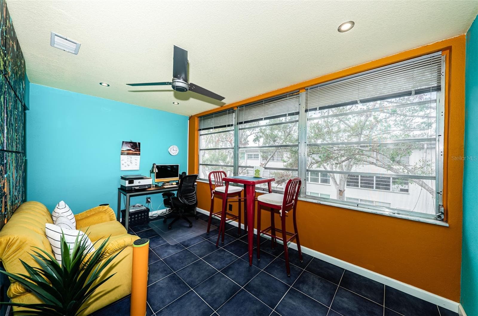 Light, bright Florida room - 5880 38TH AVE N #309, ST PETERSBURG