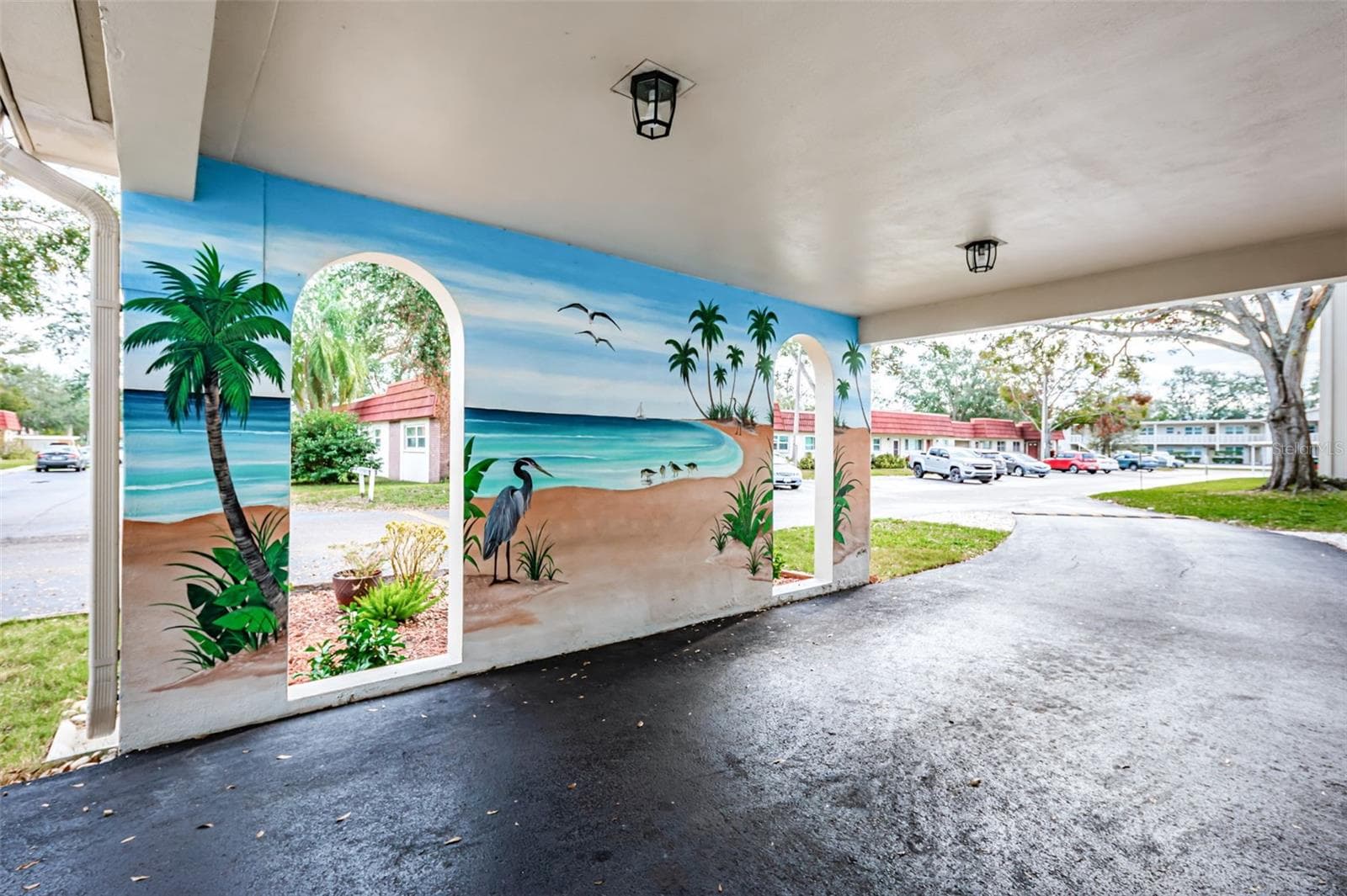 Drive-thru at entry - 5880 38TH AVE N #309, ST PETERSBURG