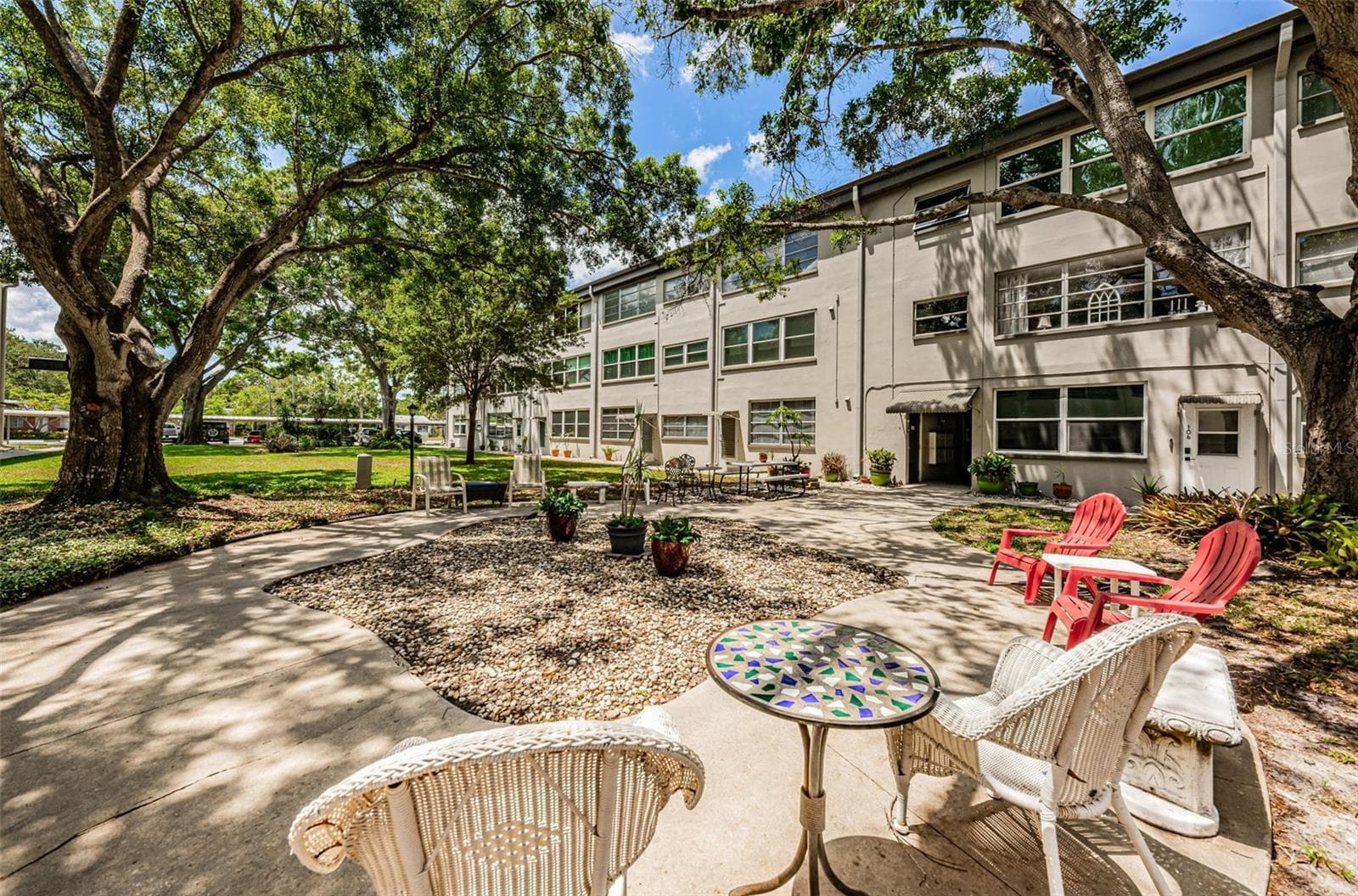 Gathering area in the courtyard - 5880 38TH AVE N #309, ST PETERSBURG