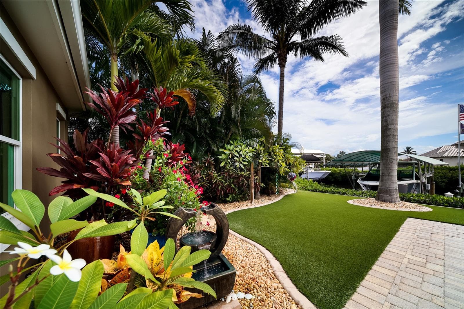 Beautiful landscaping and turf - 613 REGATTA WAY, BRADENTON