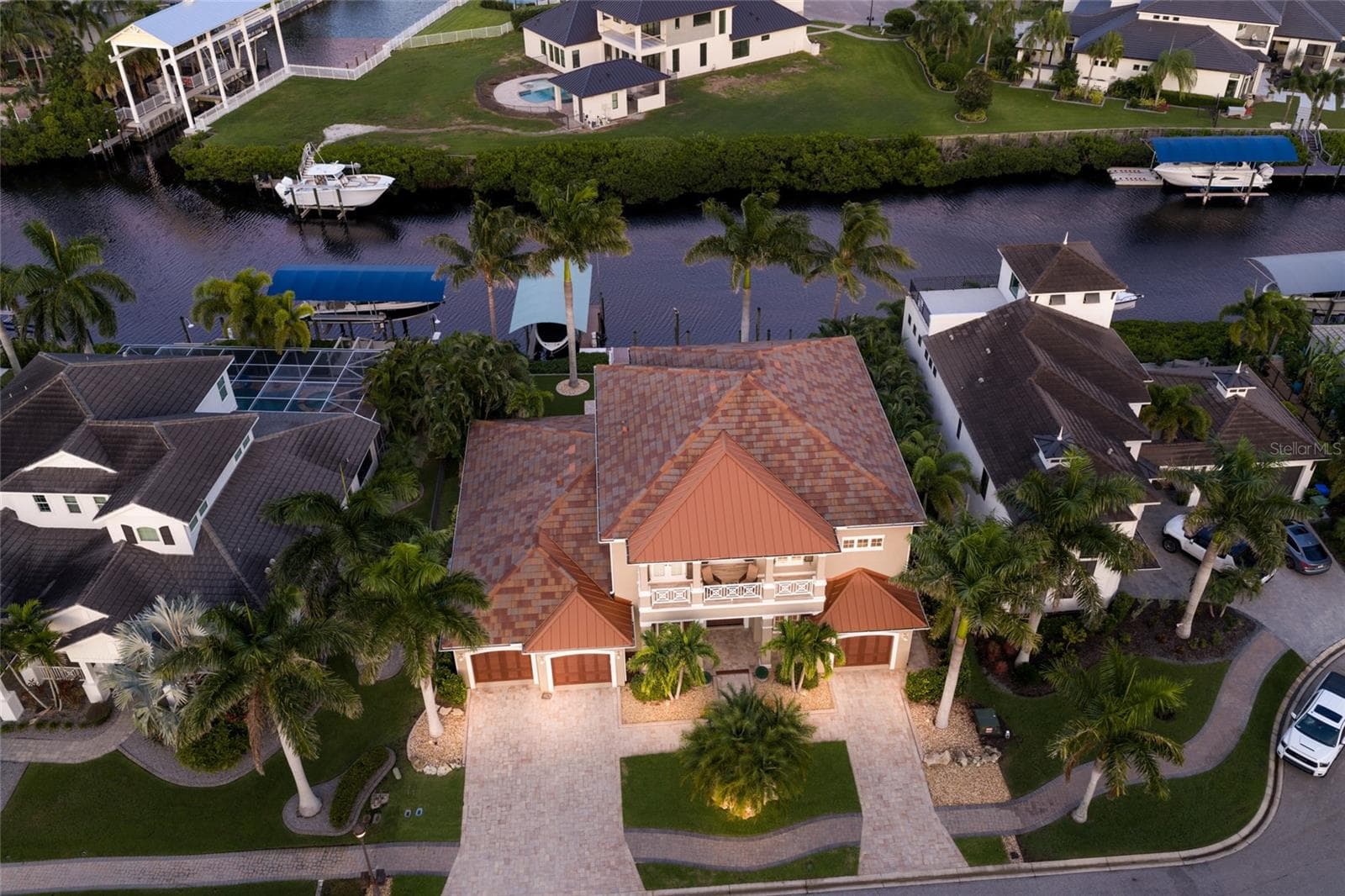 Home does not look directly into another home - 613 REGATTA WAY, BRADENTON