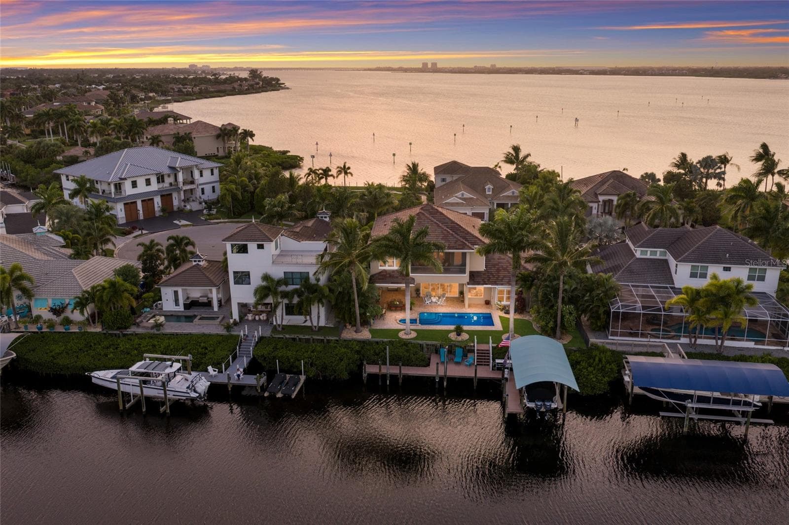 Wide saltwater canal - extra privacy - 613 REGATTA WAY, BRADENTON