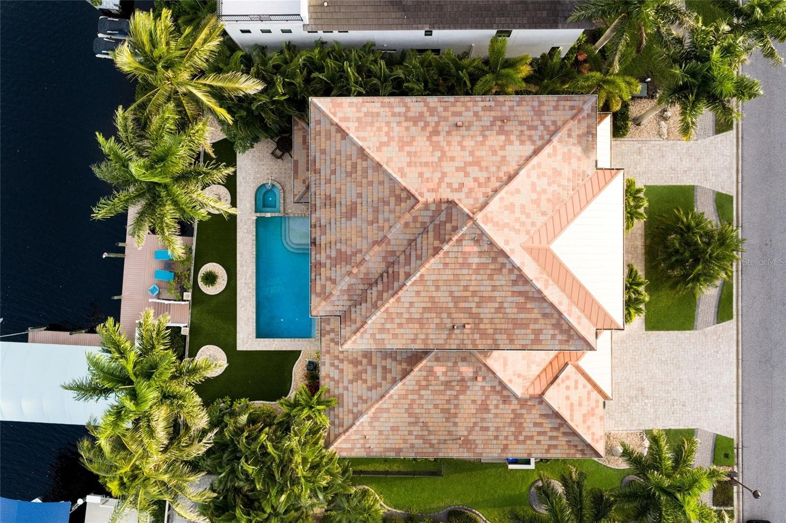 Beautifully landscaped hme - 613 REGATTA WAY, BRADENTON