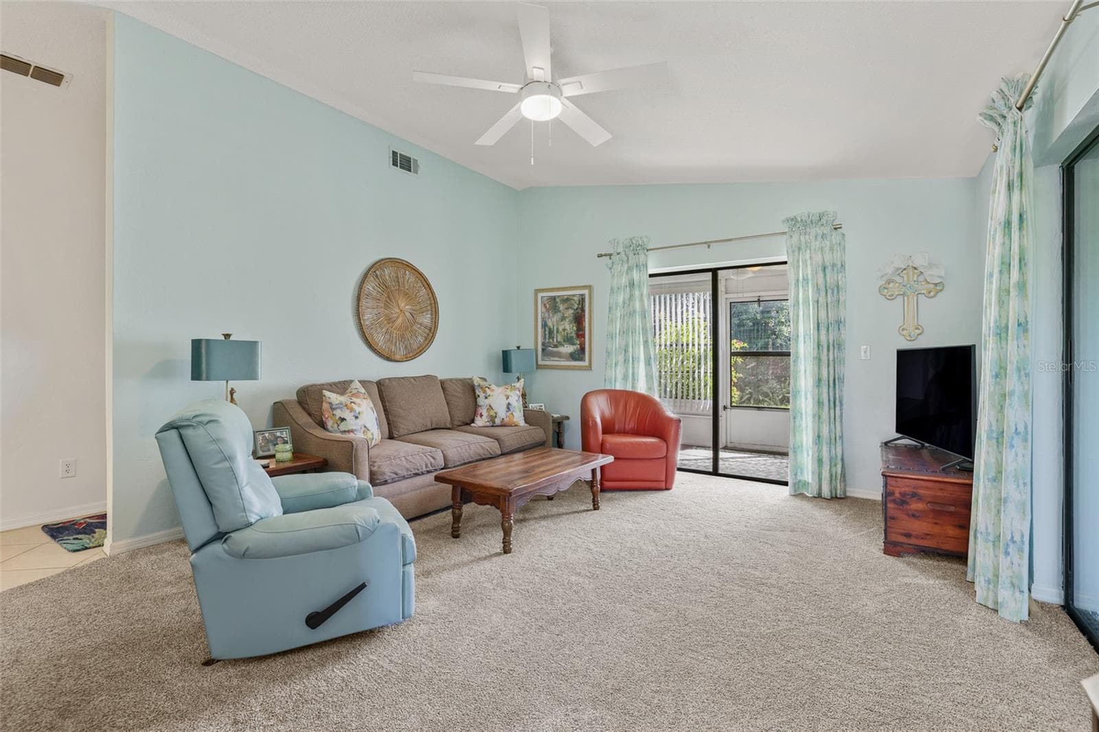 Living Area - 416 VILLAGE CT, EDGEWATER