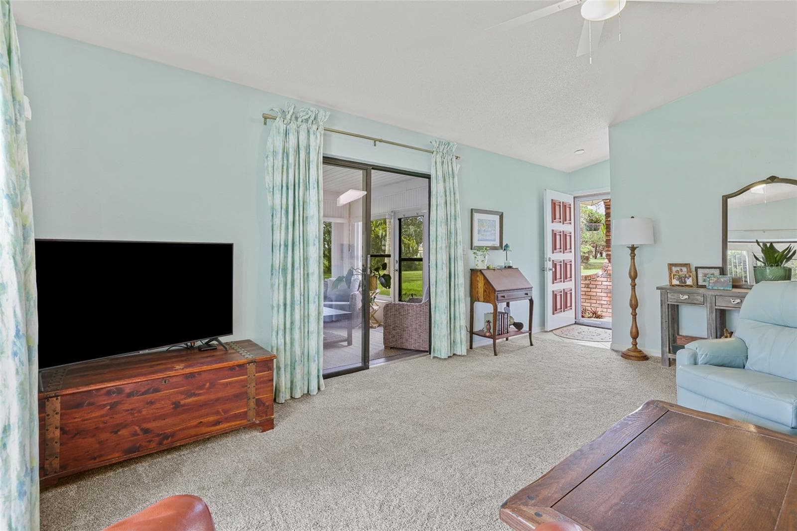Living Area - 416 VILLAGE CT, EDGEWATER