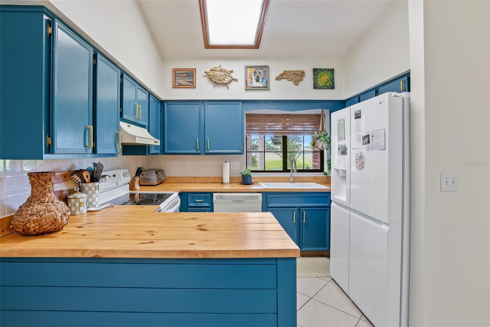 Updated Kitchen - 416 VILLAGE CT, EDGEWATER
