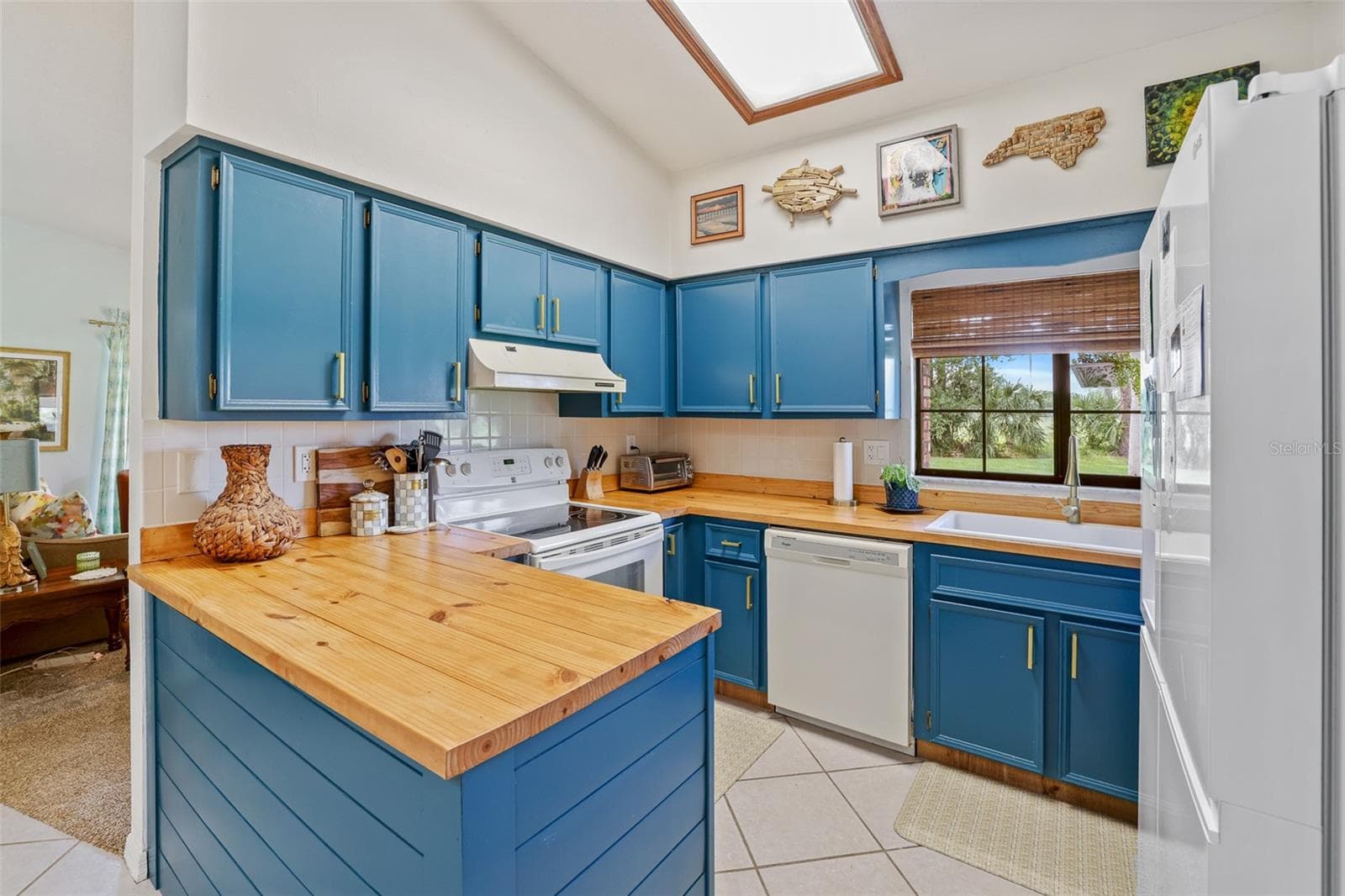 Updated Kitchen - 416 VILLAGE CT, EDGEWATER