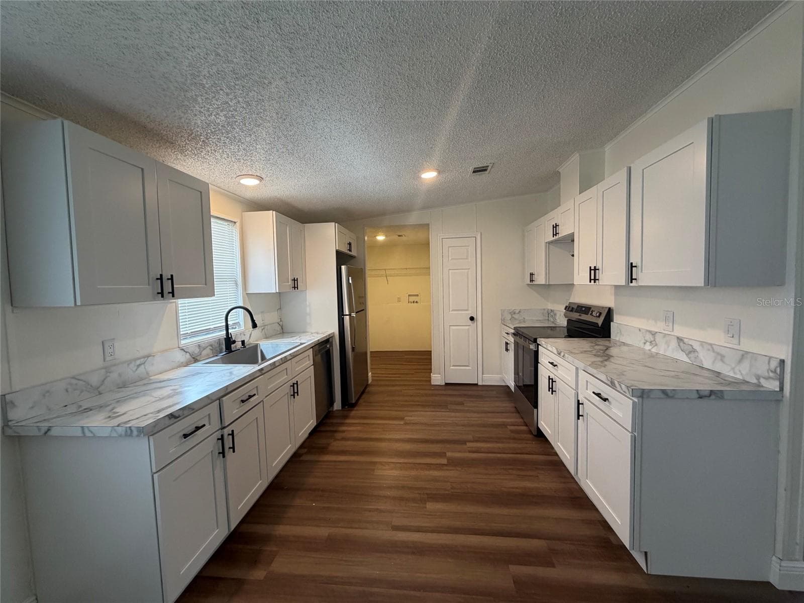 Manufactured Home at 3736 VALLEY FARM RD, LAKELAND, photo 4 of 19