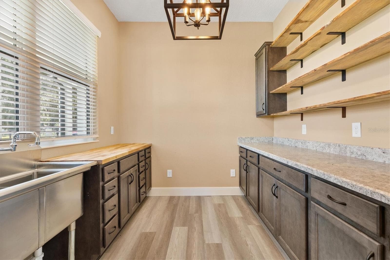 Pantry - 2540 NE 77TH RD, WILDWOOD
