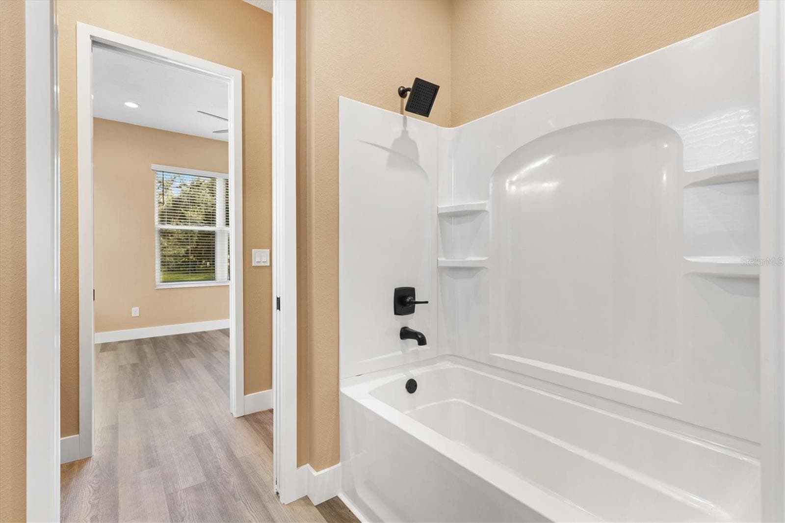 Jack and Jill Bath - 2540 NE 77TH RD, WILDWOOD