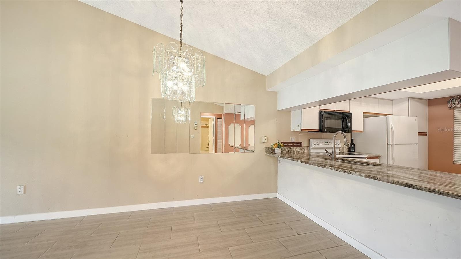 Dining space with optional bar area for entertaining! - 7652 EAGLE CREEK DR #7598, SARASOTA