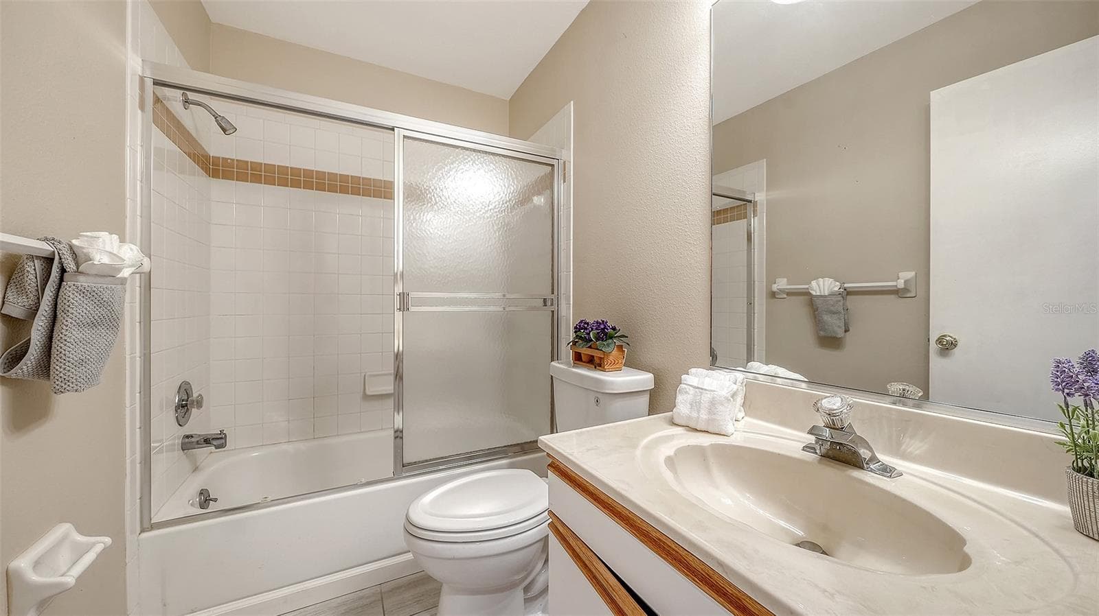 Guest Bathroom with Tub and enclosure. - 7652 EAGLE CREEK DR #7598, SARASOTA