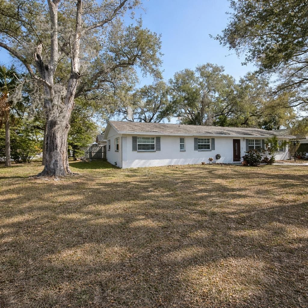 Single Family Residence at 1021 FAIRBURN AVE, CLEARWATER, photo 4 of 25