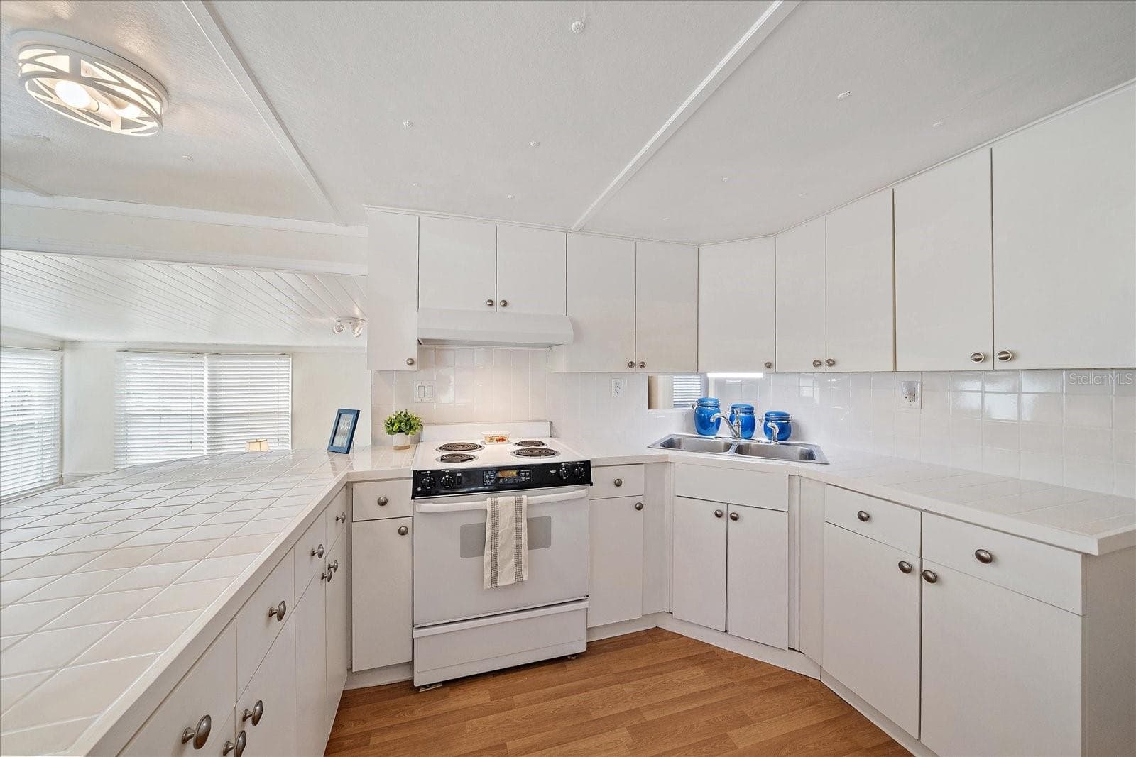 Mobile Home at 43 EDESSA DR, PALMETTO, photo 9 of 26