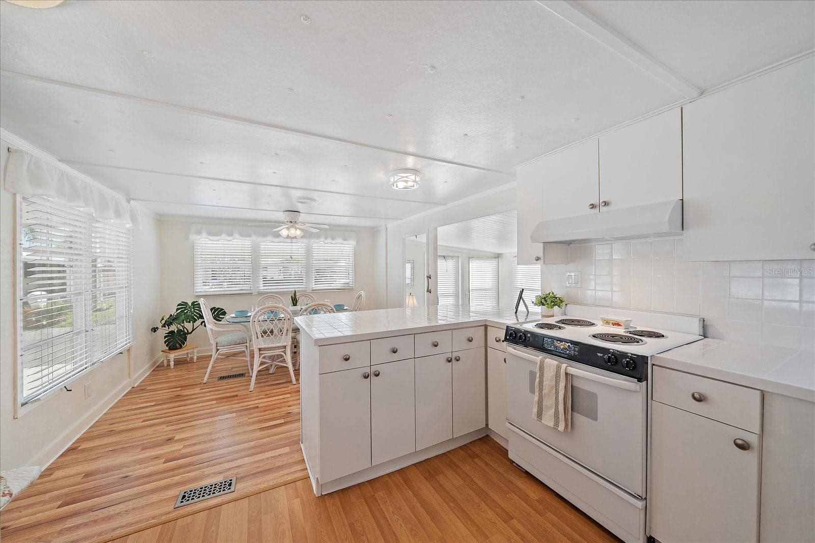 Mobile Home at 43 EDESSA DR, PALMETTO, photo 10 of 26