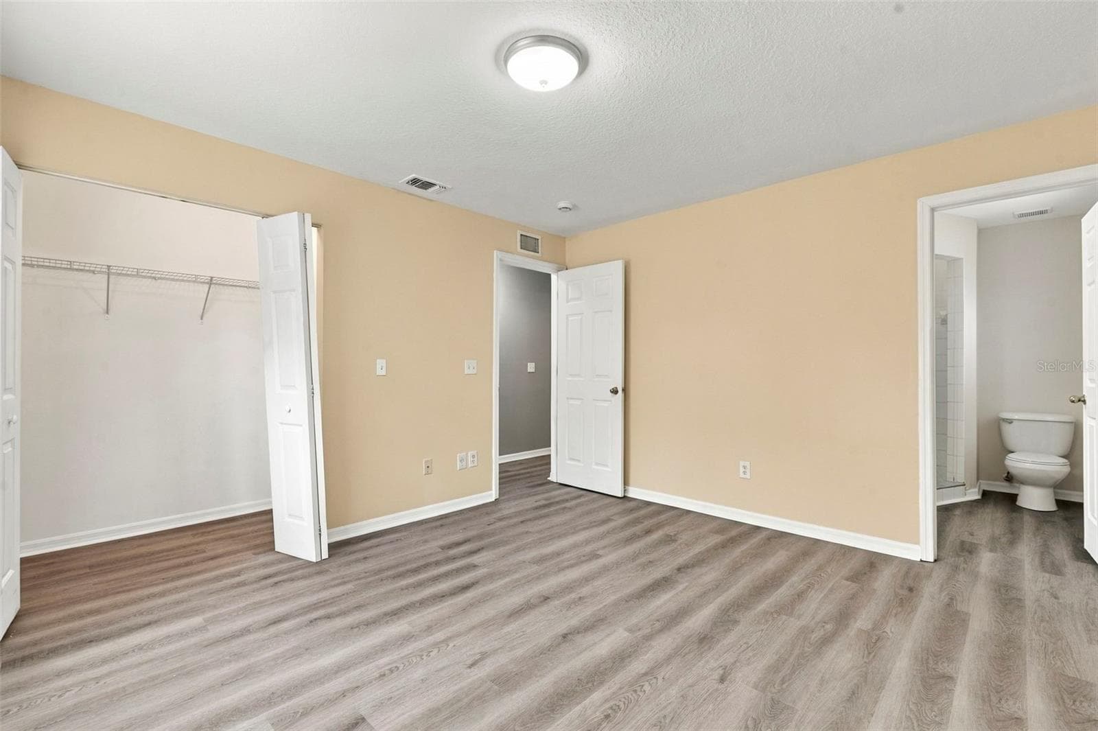 Primary Bedroom with En-Suite Bathroom - 6417 28TH ST N, ST PETERSBURG