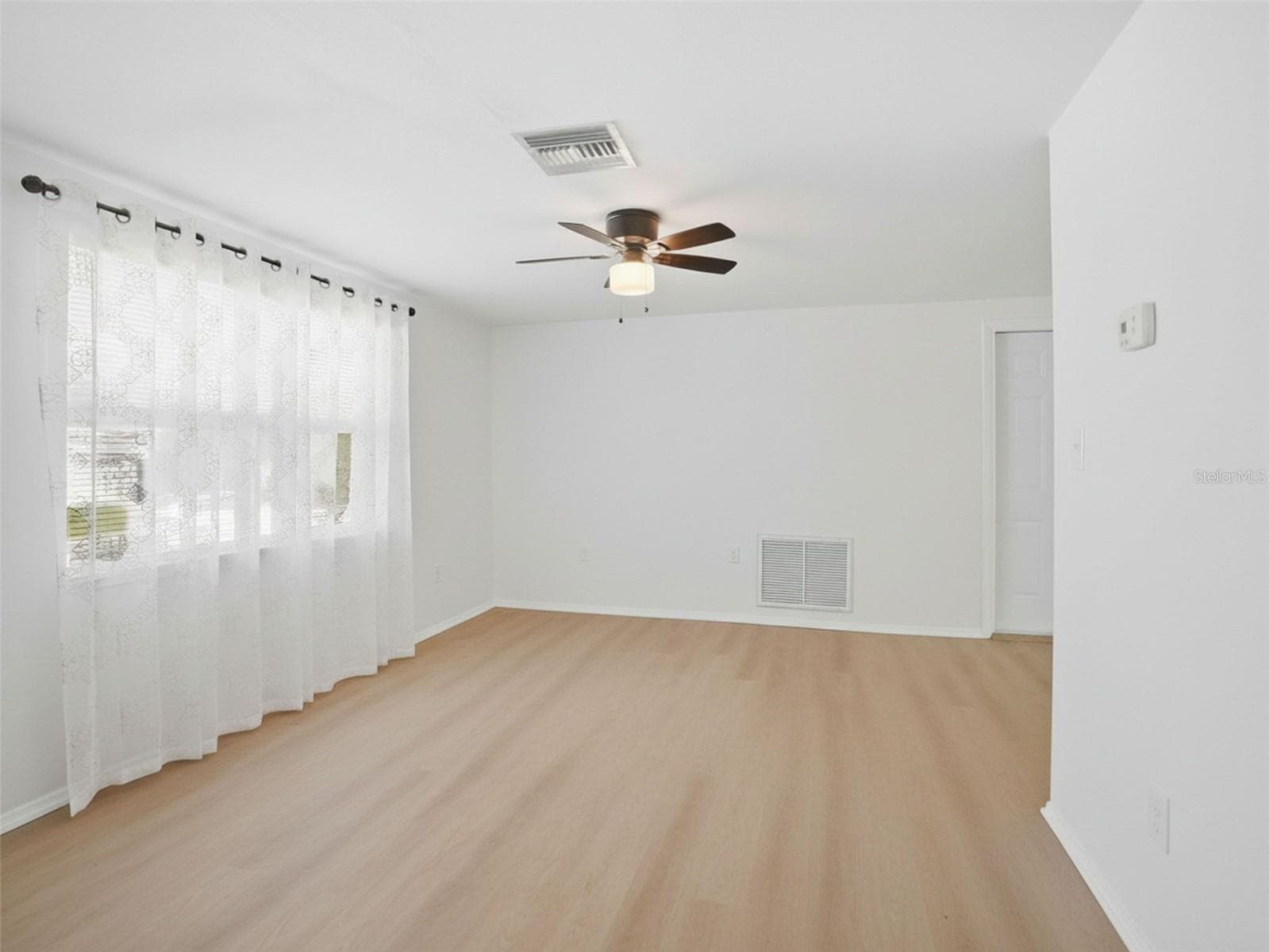 Single Family Residence at 1031 CLASSIC DR, HOLIDAY, photo 7 of 37