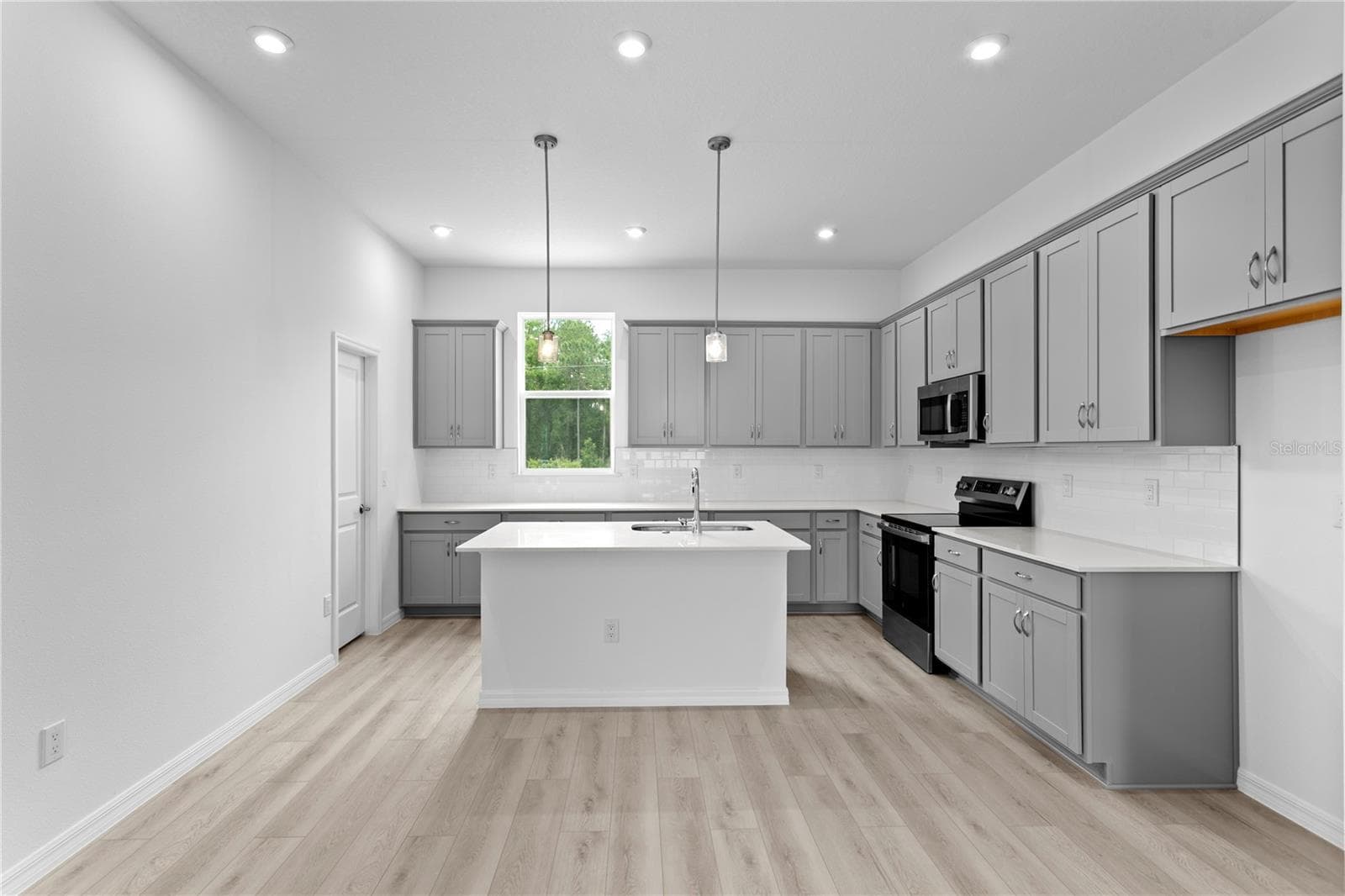 Townhouse at 9608 MONTAGUE ST, WESTCHASE, photo 7 of 24