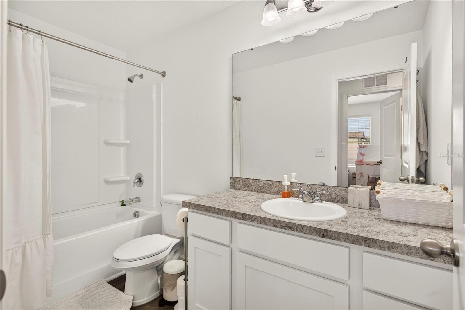 Secondary Full Bathroom - 6264 BUCKET CT, GIBSONTON