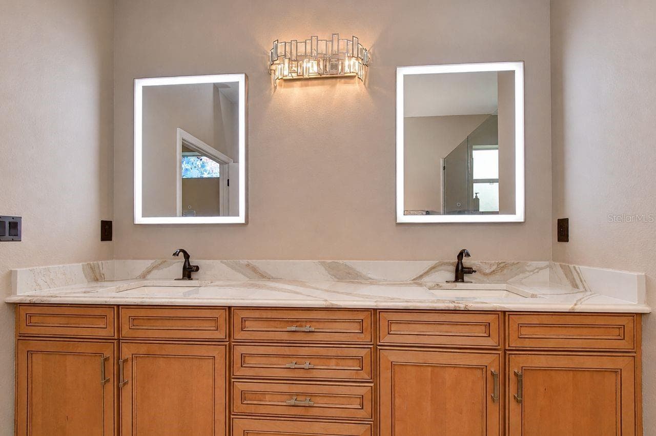 Dual sinks in owner's suite - 6806 MUNCASTER CT, TAMPA