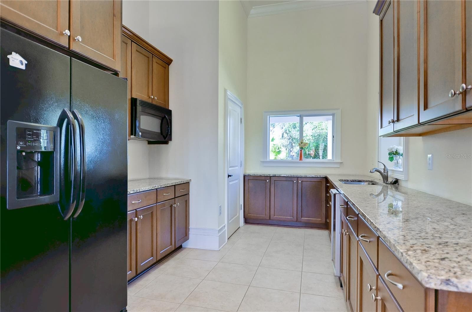 Kitchen inside the community Lake House - 6806 MUNCASTER CT, TAMPA