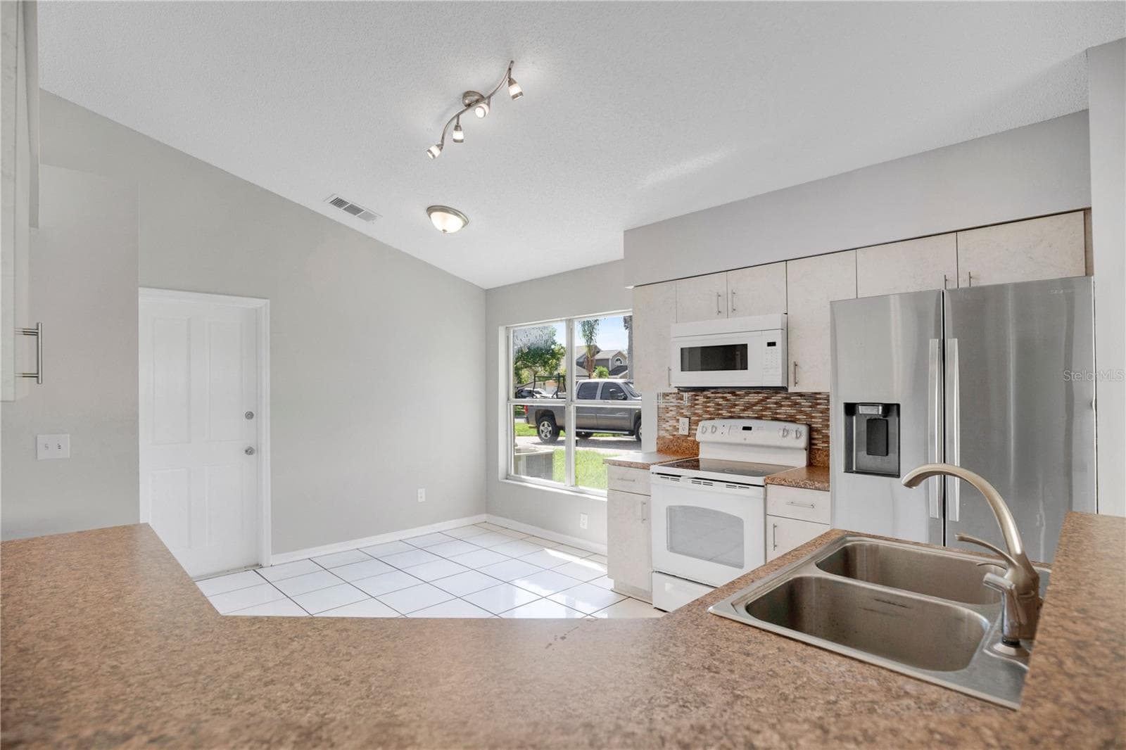 Single Family Residence at 233 S ABERDEEN CIR, SANFORD, photo 10 of 26
