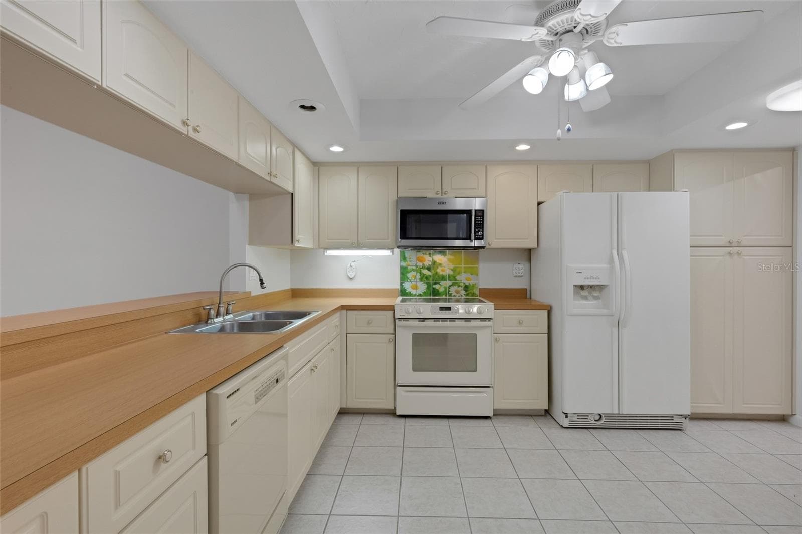Spacious Kitchen - Pass-through to Family Room - 4465 ATWOOD CAY CIR #12, SARASOTA
