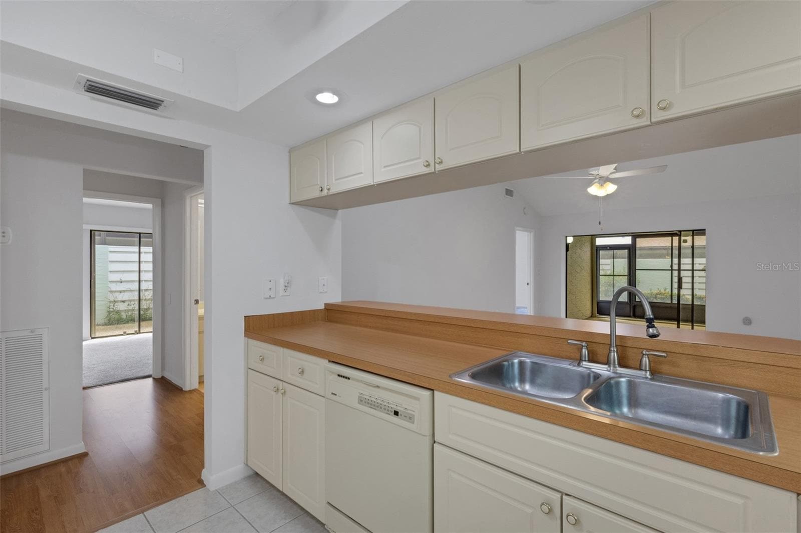 Spacious Kitchen - Pass-through to Family Room - 4465 ATWOOD CAY CIR #12, SARASOTA