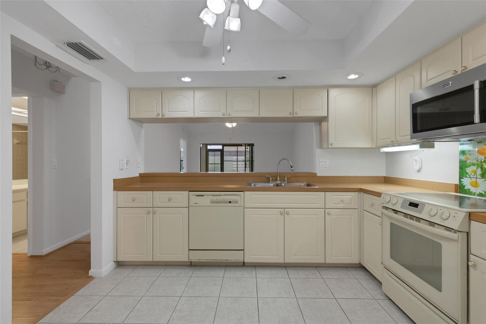 Spacious Kitchen - Pass-through to Family Room - 4465 ATWOOD CAY CIR #12, SARASOTA