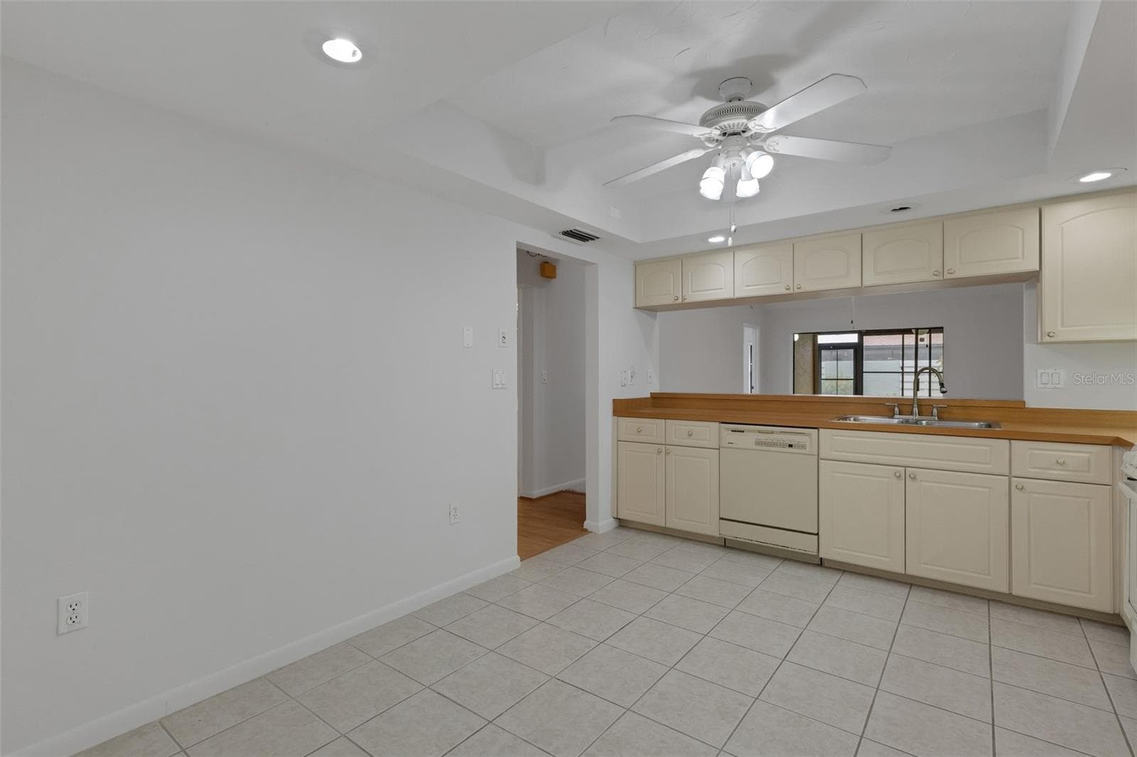 Spacious Kitchen - Pass-through to Family Room - 4465 ATWOOD CAY CIR #12, SARASOTA