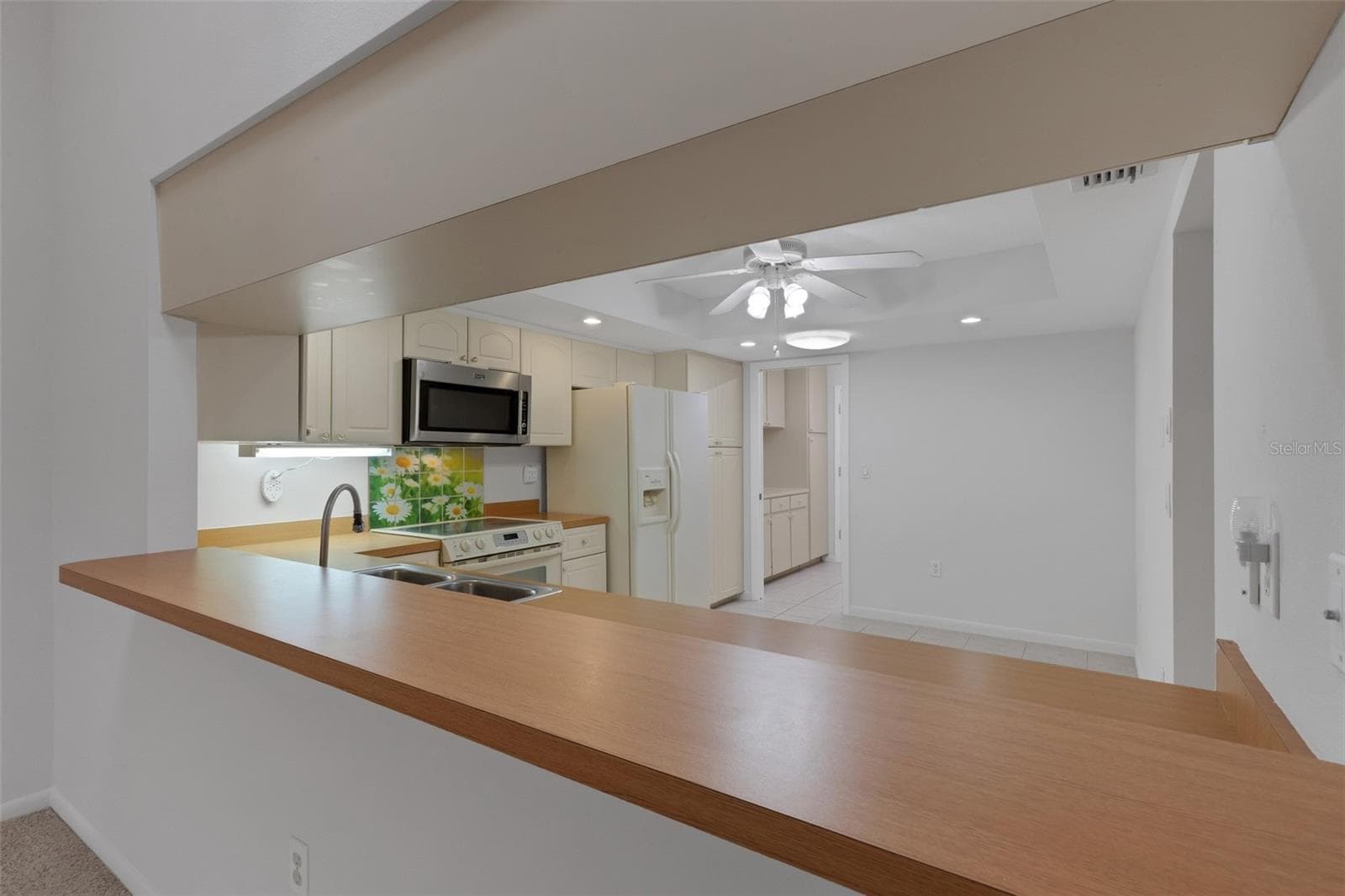 Pass-through from Kitchen to Family Room - 4465 ATWOOD CAY CIR #12, SARASOTA