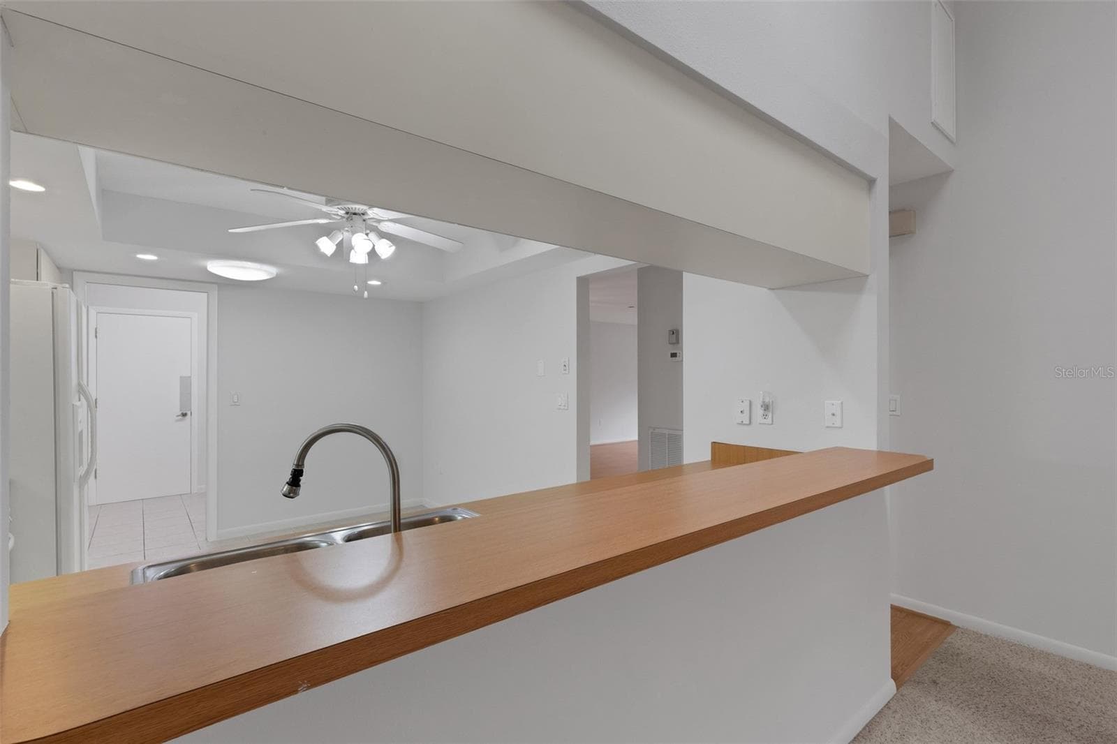 Pass-through from Kitchen to Family Room - 4465 ATWOOD CAY CIR #12, SARASOTA