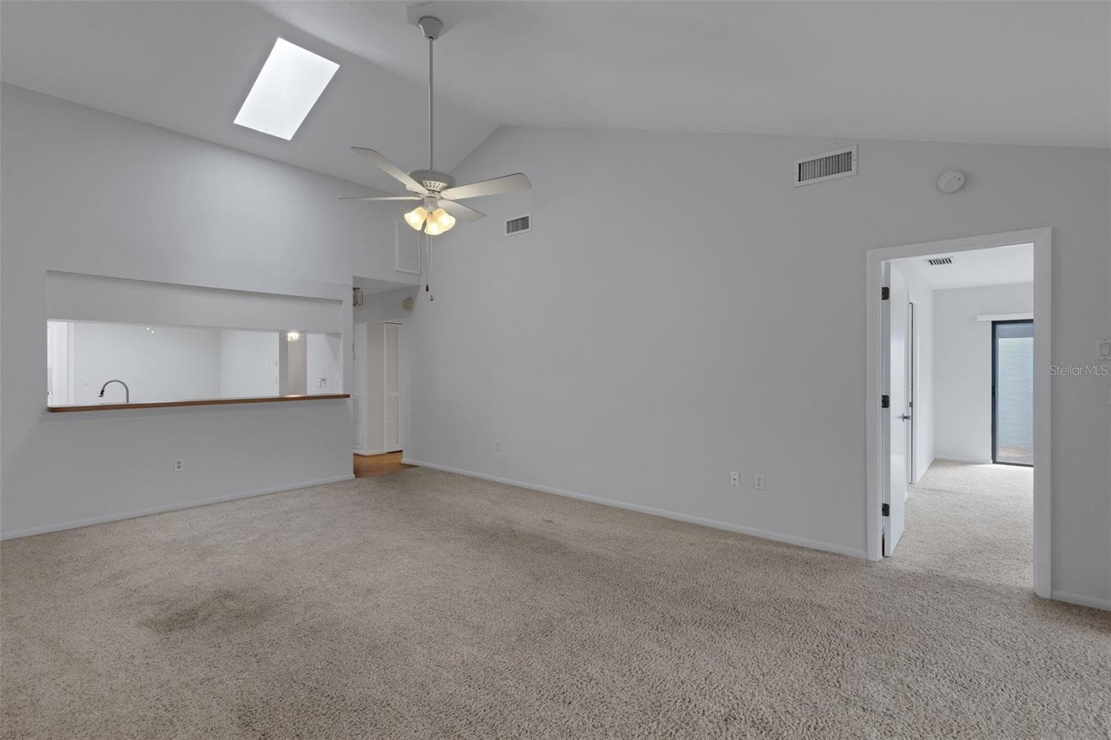 Family Room - Skylight & Cathedral Ceilings - 4465 ATWOOD CAY CIR #12, SARASOTA