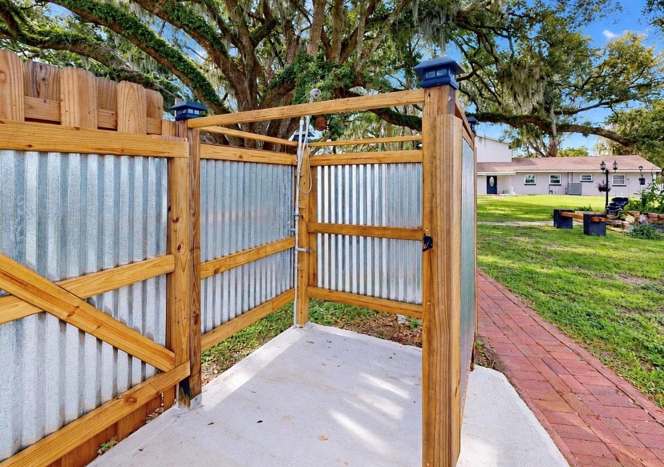Outdoor shower - 11004 RIVERVIEW DR, RIVERVIEW