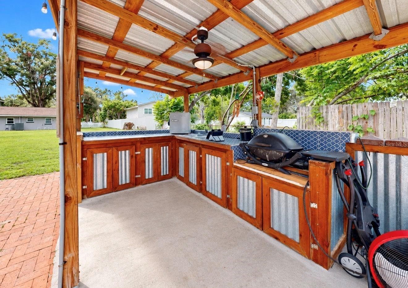 Outdoor kitchen - 11004 RIVERVIEW DR, RIVERVIEW